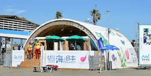 釘のない海の家